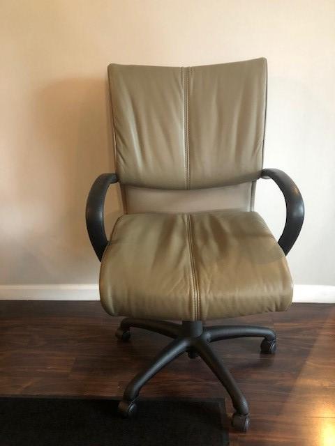 9 To 5 Axis Conference Chair